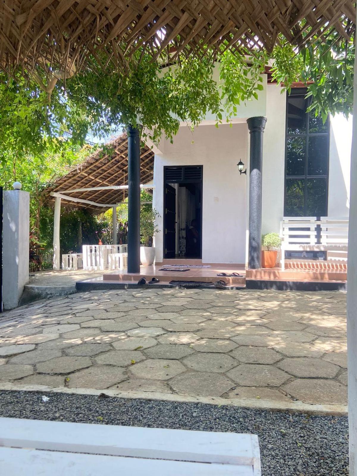 Hiricurry Hostel & Restaurant Dickwella Exterior photo